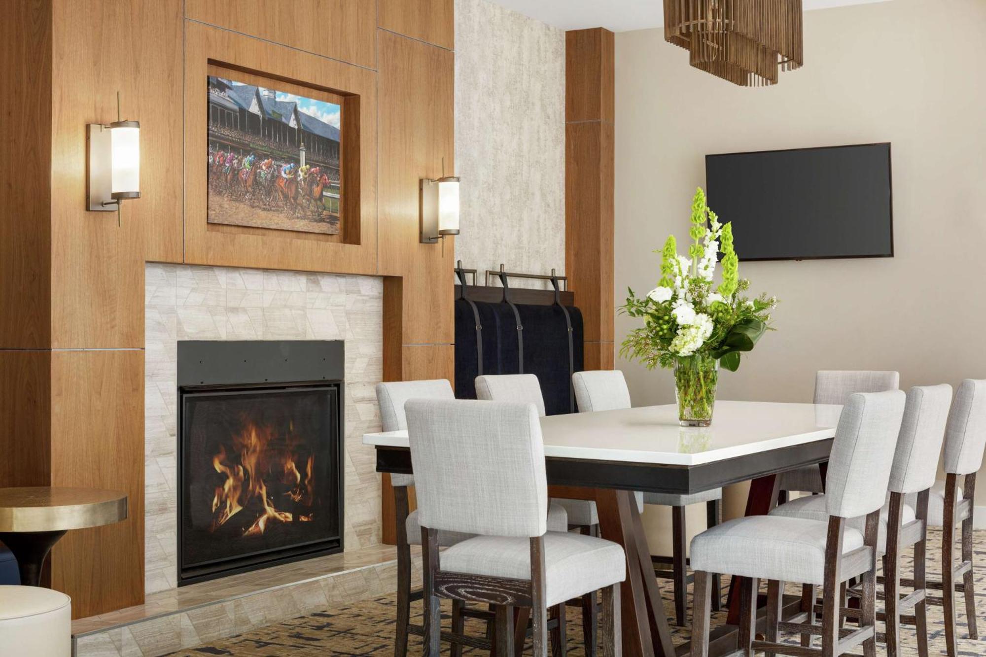 Hilton Garden Inn Louisville Downtown Exterior photo
